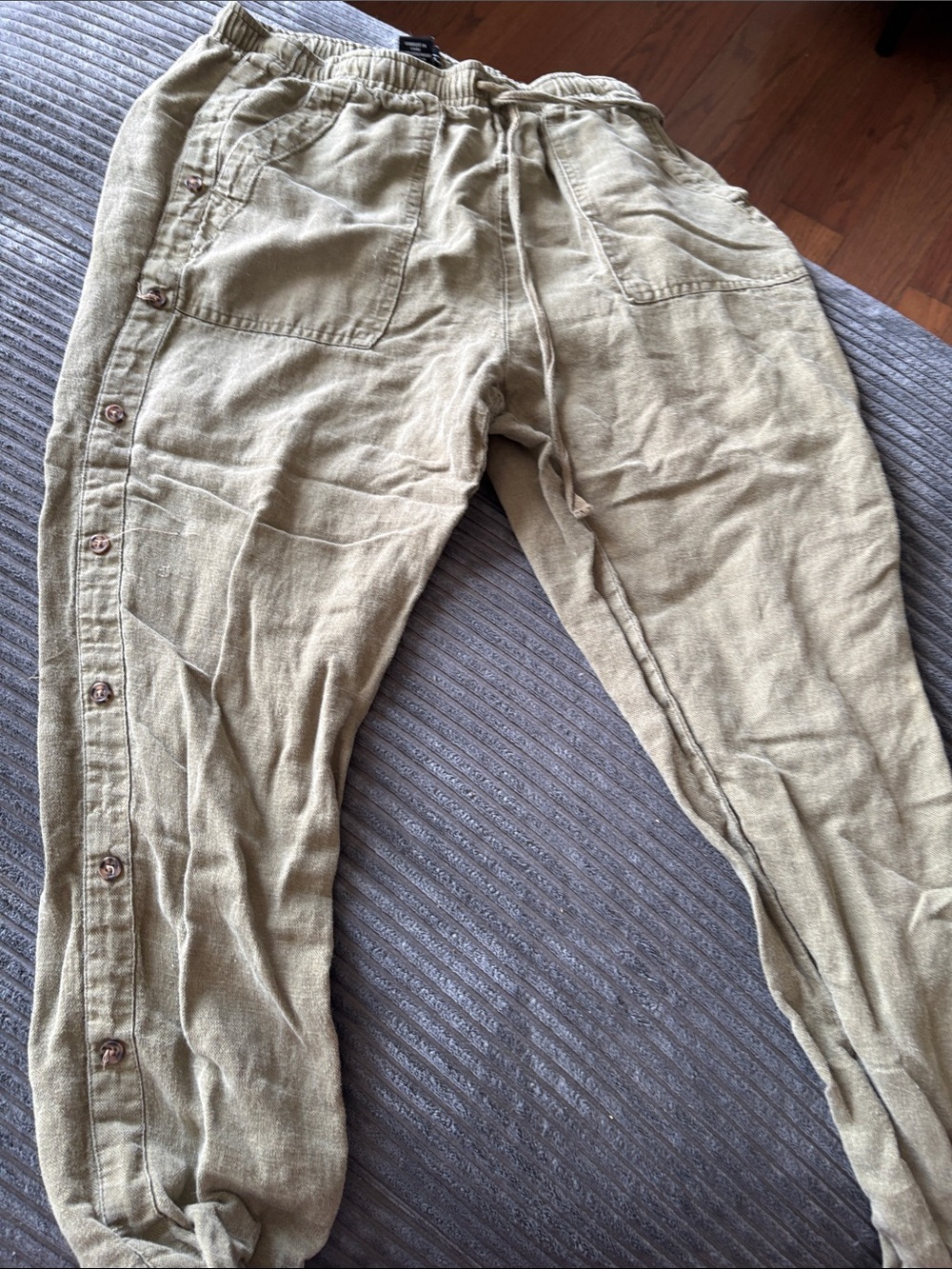 Men’s Elastic-Waist Button-Trim Joggers in Light Olive